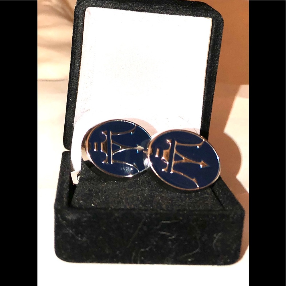 Men’s/Unisex Silvertone French cufflinks